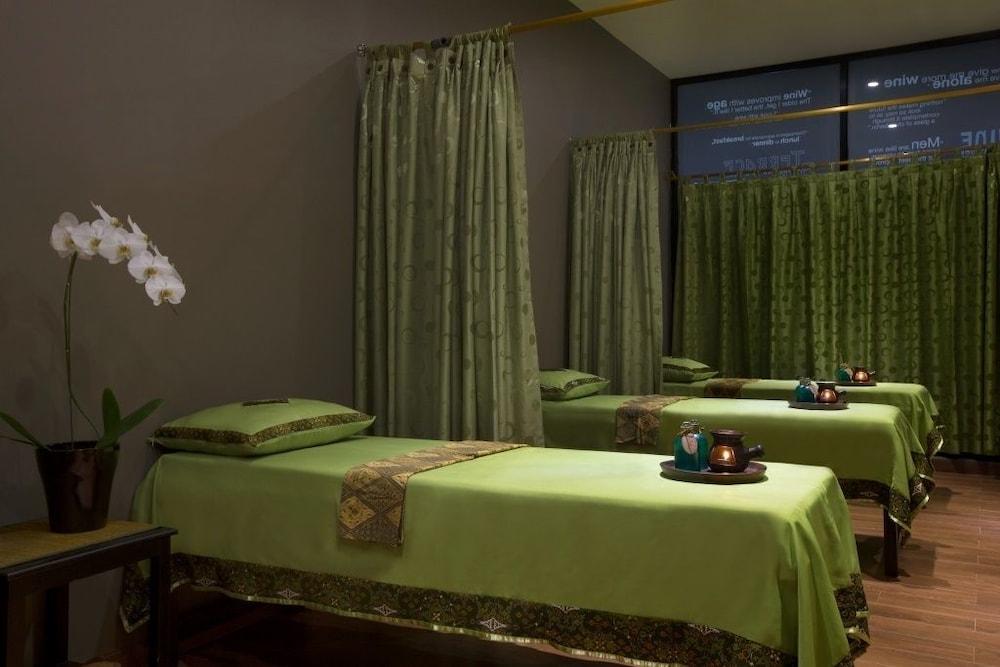 Lemo Hotel Serpong Tangerang Buitenkant foto