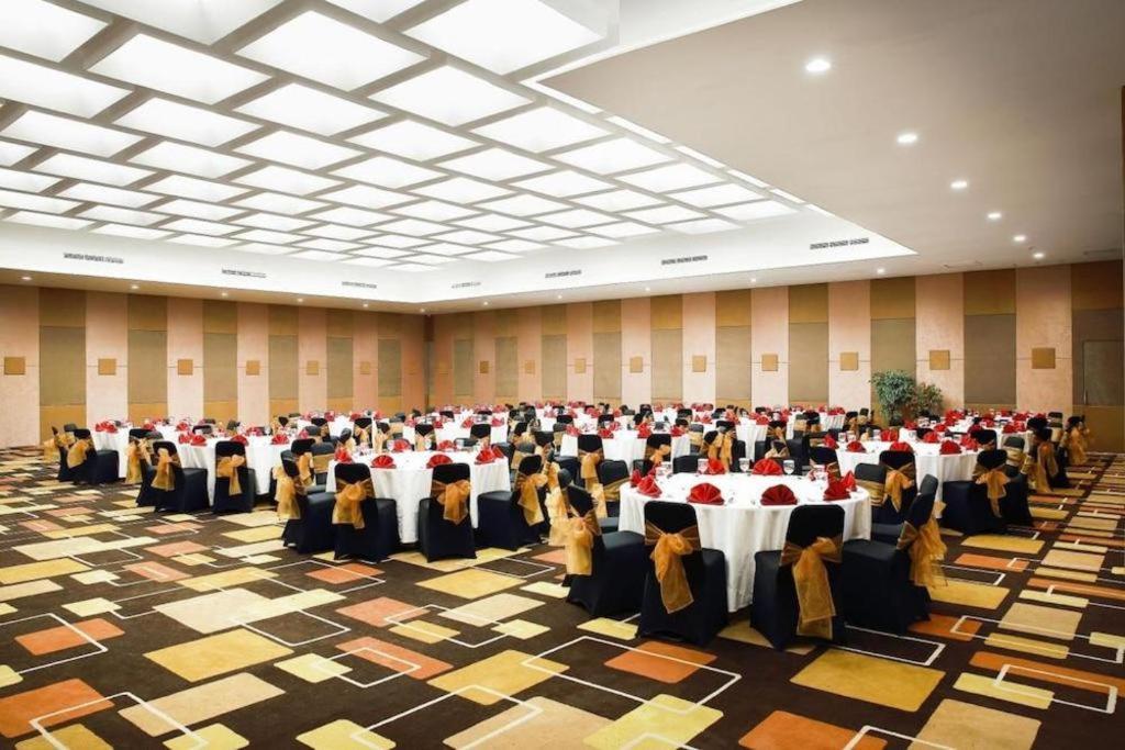 Lemo Hotel Serpong Tangerang Buitenkant foto