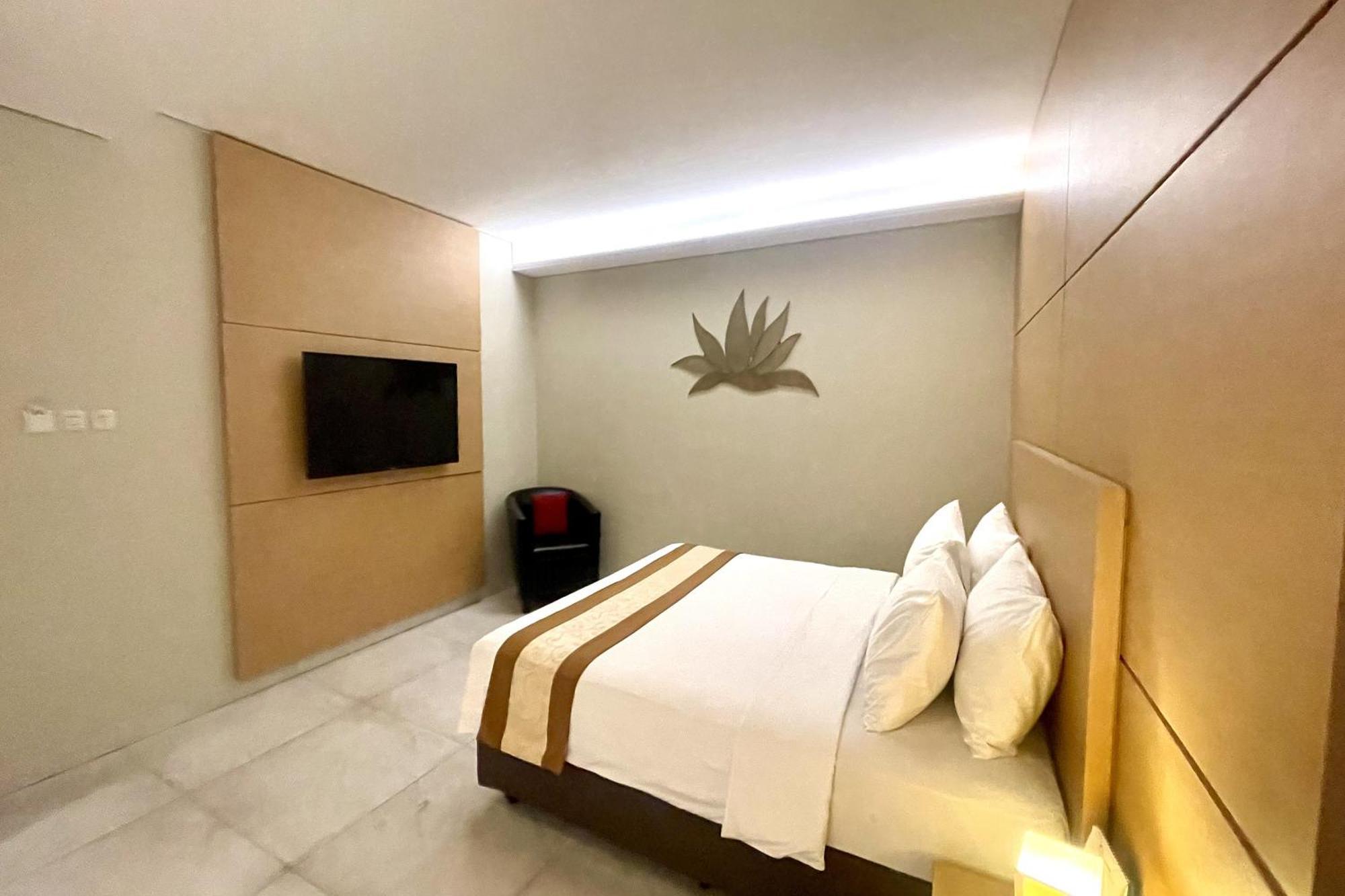 Lemo Hotel Serpong Tangerang Buitenkant foto