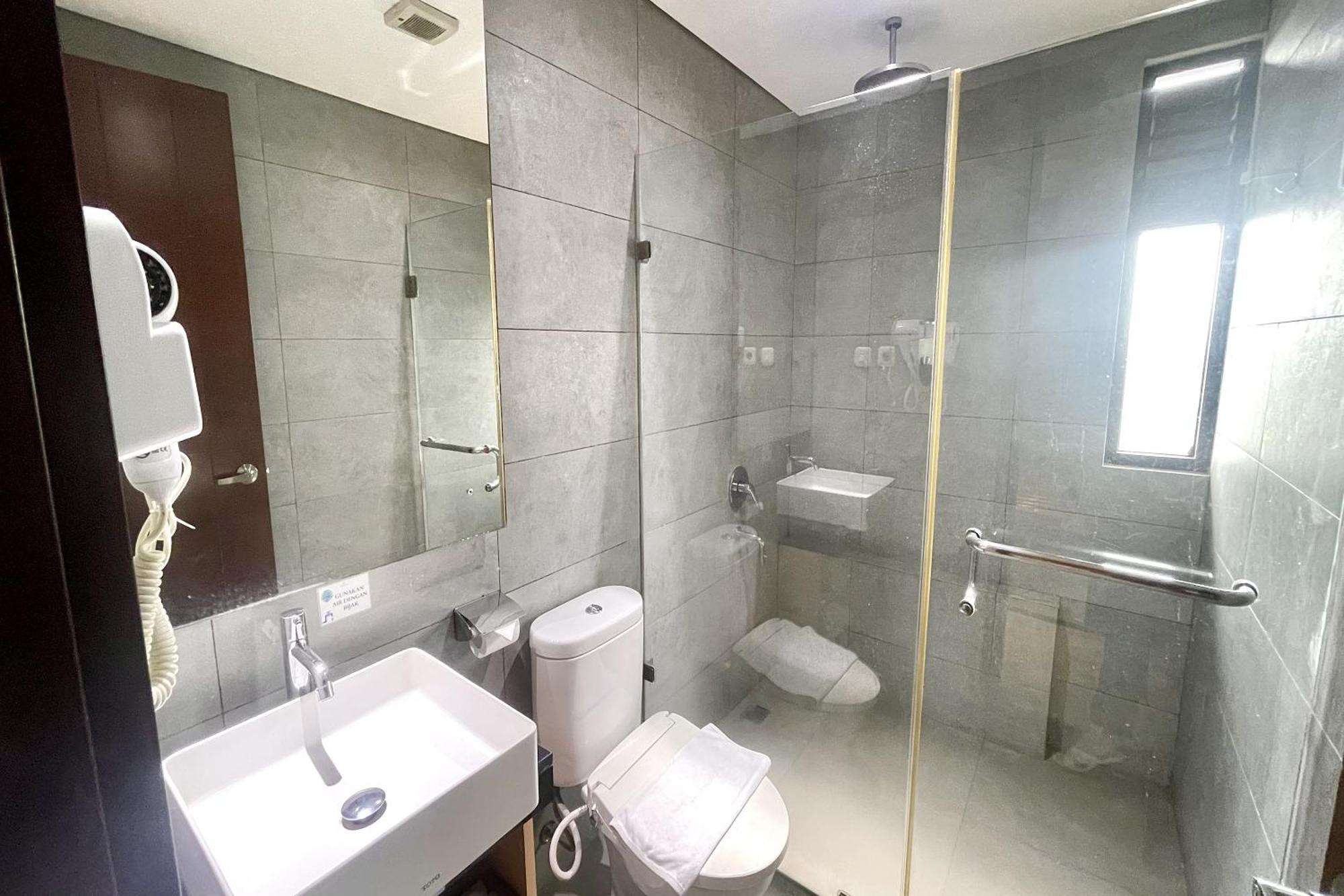 Lemo Hotel Serpong Tangerang Buitenkant foto