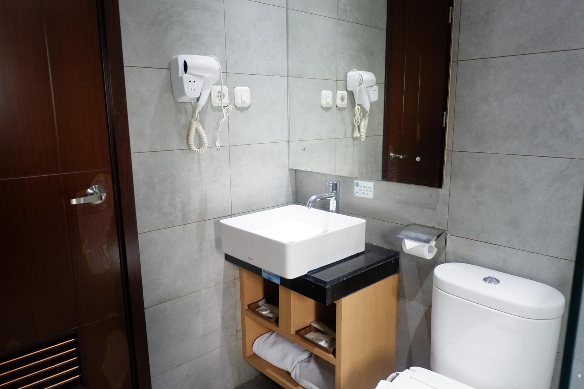Lemo Hotel Serpong Tangerang Buitenkant foto