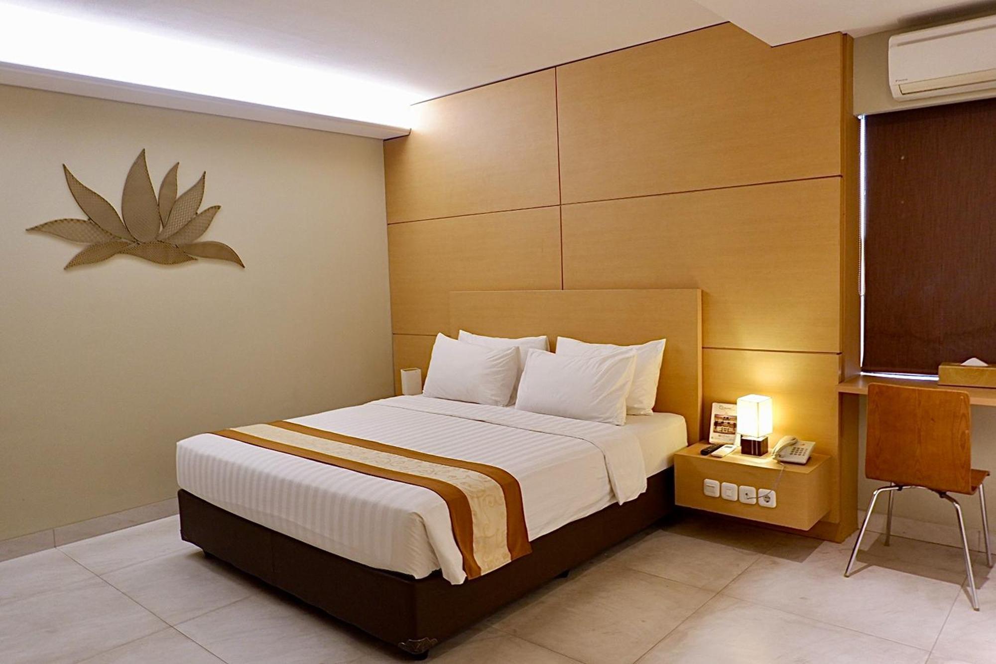 Lemo Hotel Serpong Tangerang Buitenkant foto