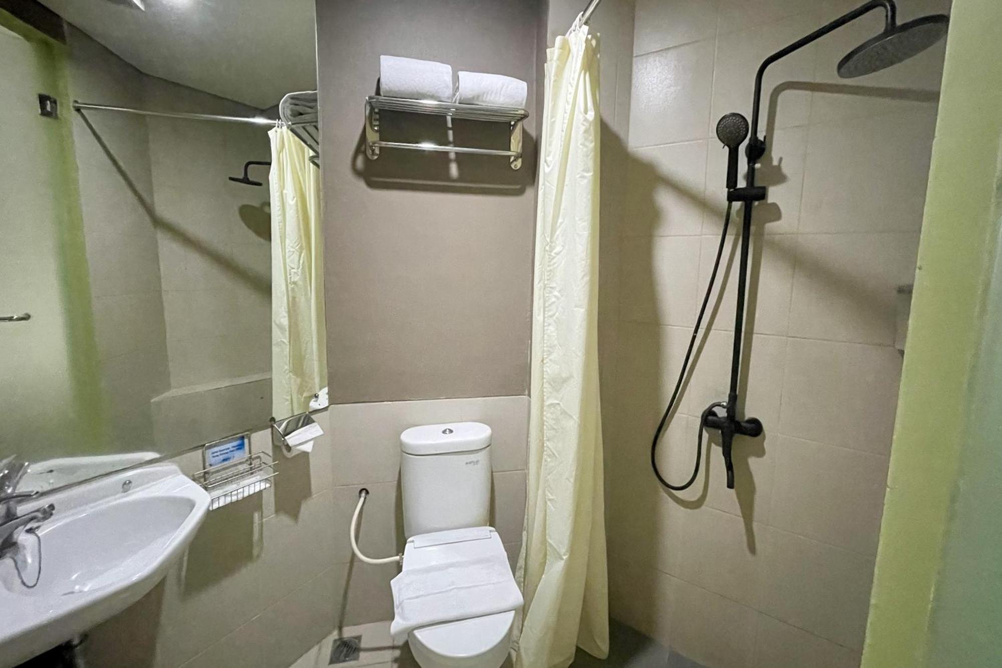 Lemo Hotel Serpong Tangerang Buitenkant foto