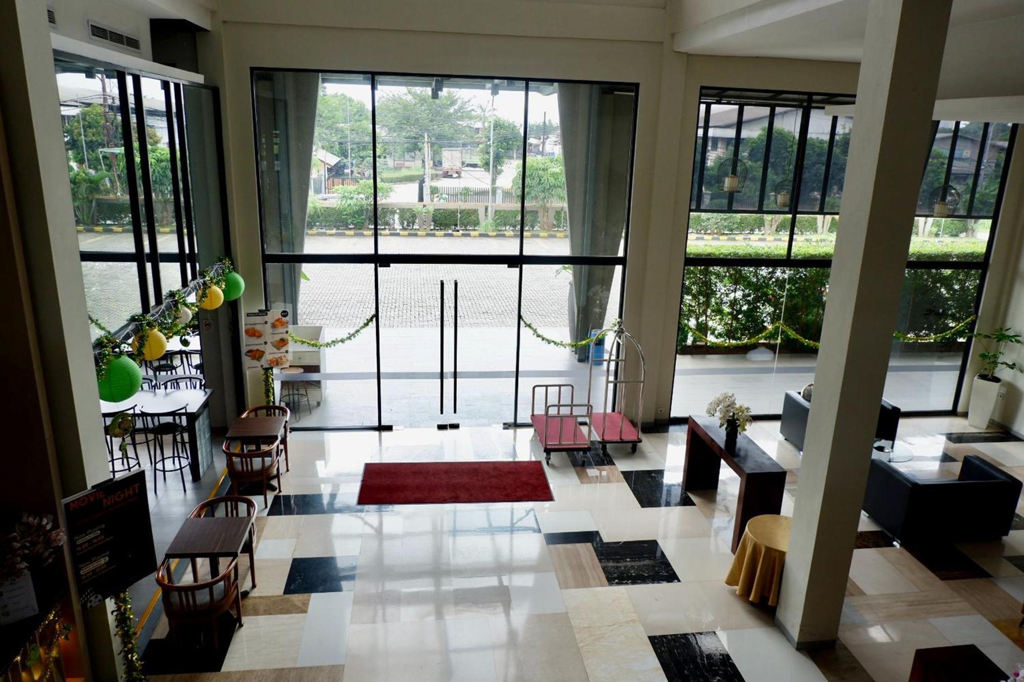 Lemo Hotel Serpong Tangerang Buitenkant foto
