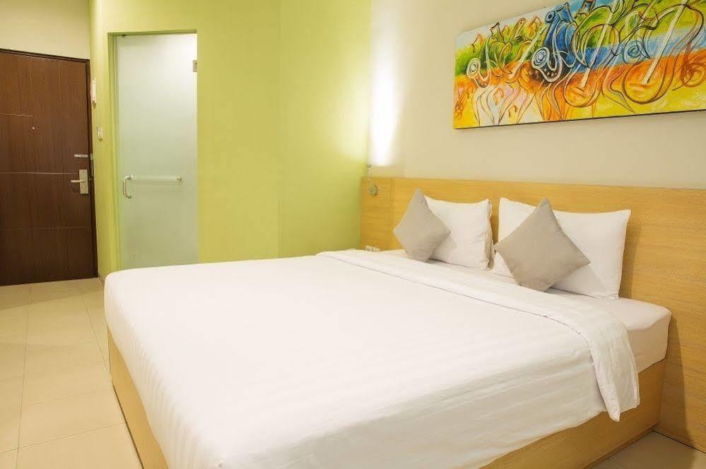 Lemo Hotel Serpong Tangerang Buitenkant foto